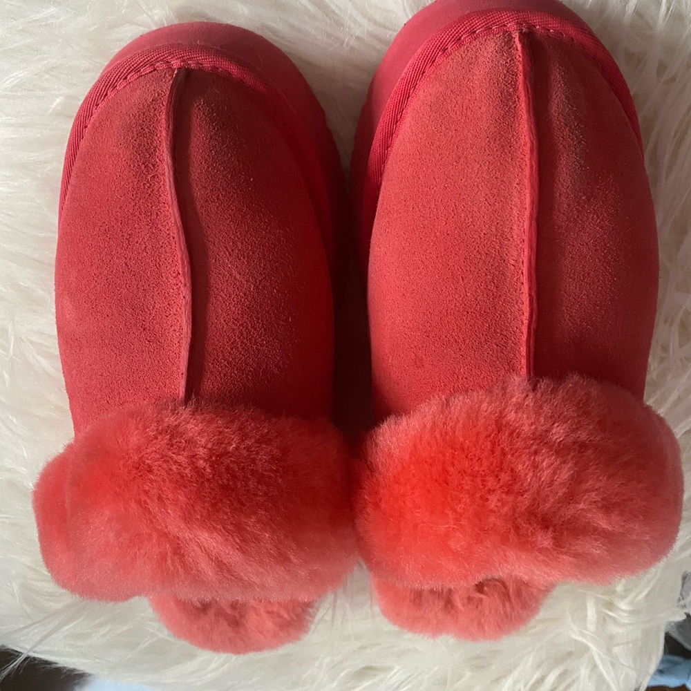 Comfy Platform Ugg Slippers! Only worn 1x.